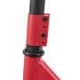 Detailansicht der roten 4-fach Klemme am schwarzen Lenker des ArtSport Stuntscooters.