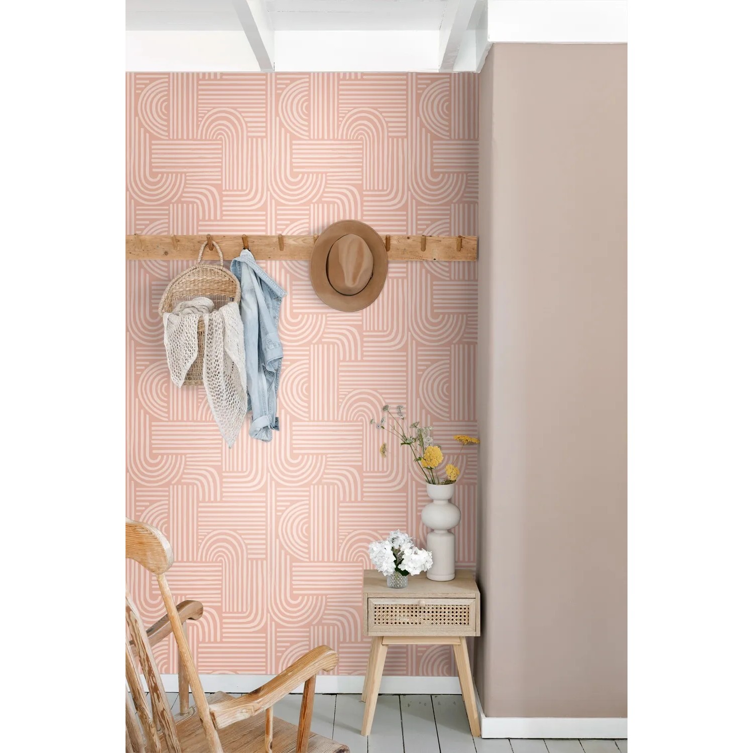 ESTAhome Vliestapete mit rosa 3D-Muster an einer Wand, dazu Holzmöbel und Deko. Ideal für moderne Wohnräume.