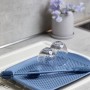 Blaue Wenko Silikon Flaschenbürste (38 cm) auf Abtropfgestell mit Gläsern. Küchenhelfer für Flaschen.