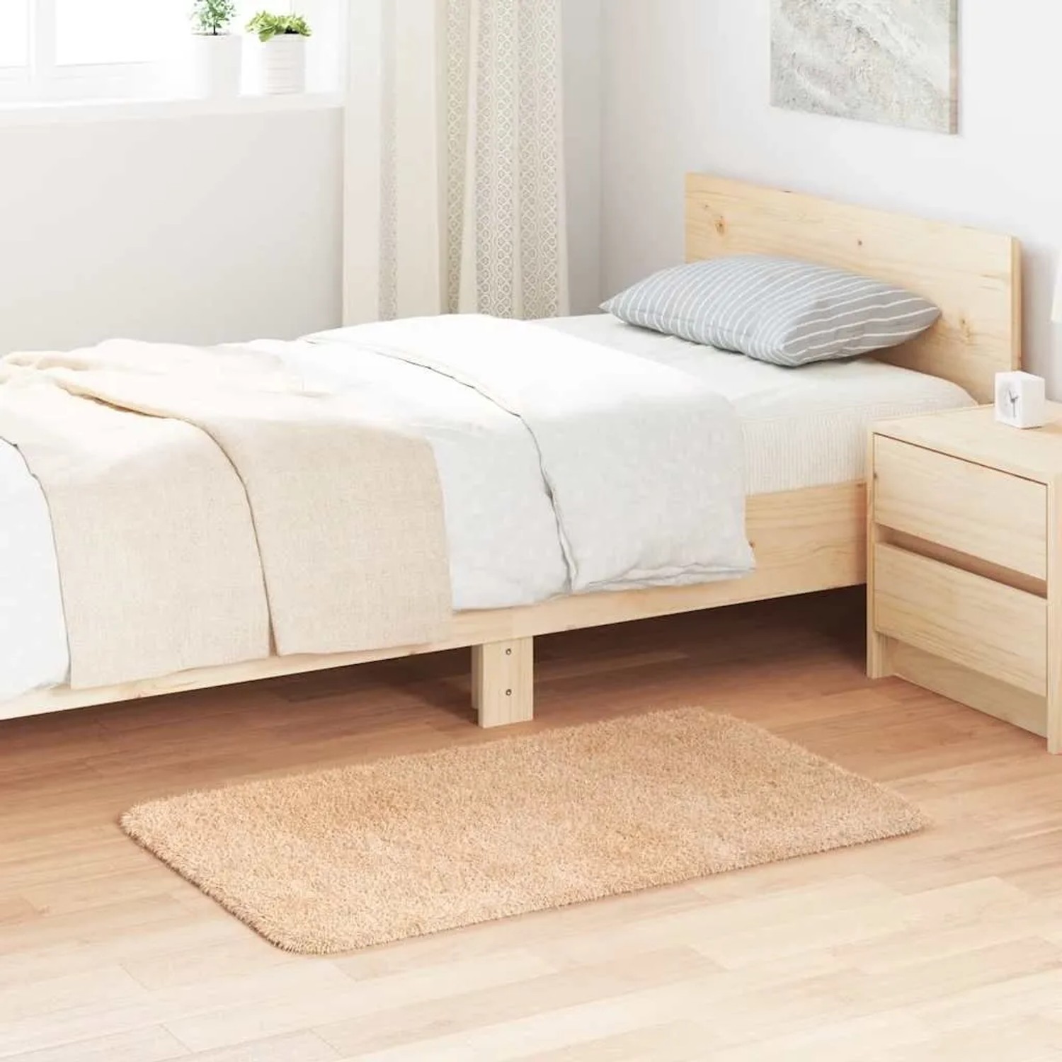 Beiger, rechteckiger vidaXL Hochflorteppich Shaggy NAVARRA (60x100 cm) im Schlafzimmer.