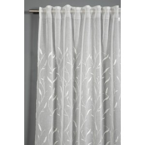 Transparenter Bennetti Schal mit Rankenstickerei, naturfarbener Fenstervorhang mit Gardinenband.