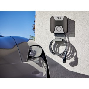 AEG Wallbox Supreme LINE 22 kW mit Kabel am Haus, daneben ein Auto.