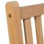 Detailansicht Gartenstuhl aus Teakholz mit Rückenlehne, Teil des 4er Sets mit weinroten Kissen.