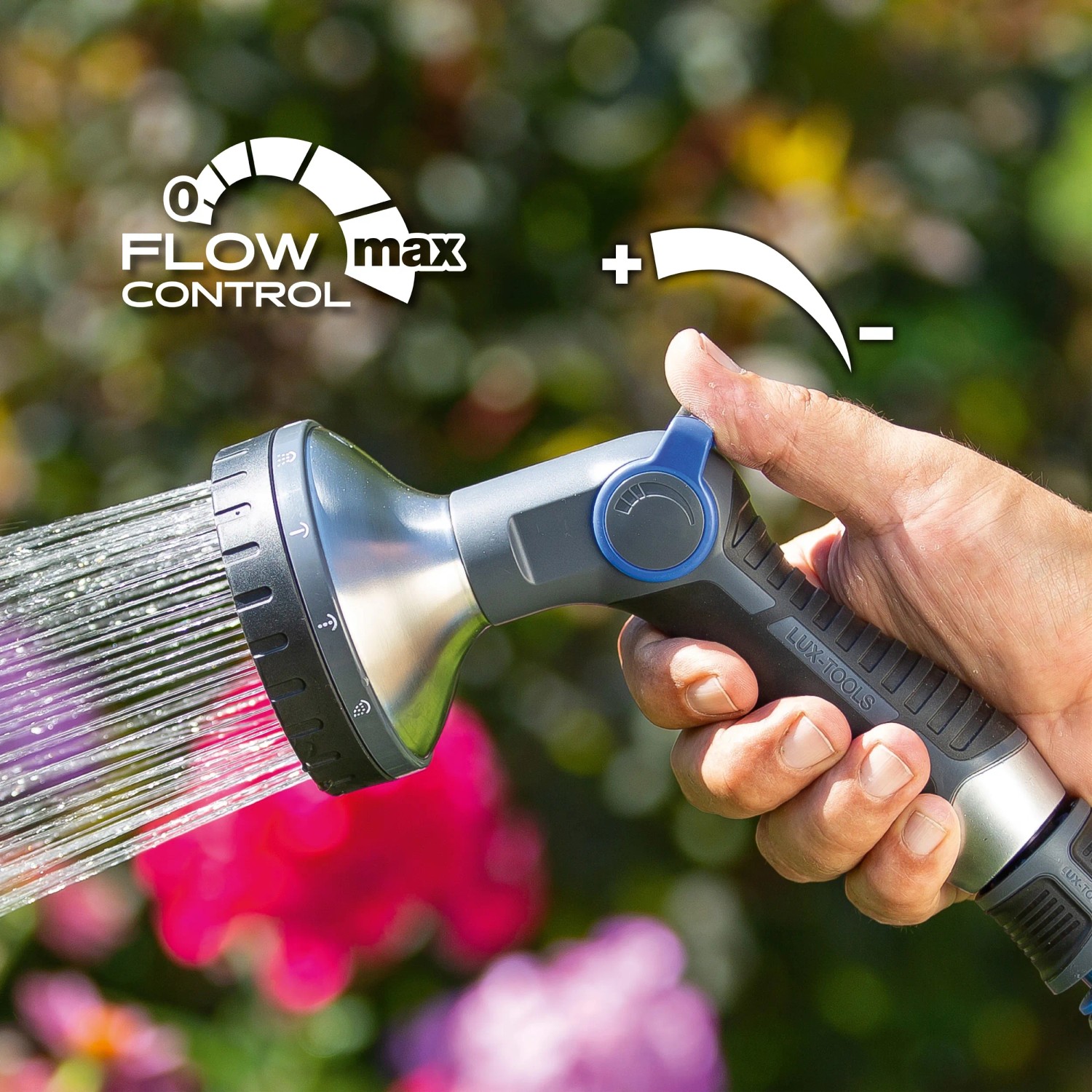 LUX Multifunktionsbrause mit 10 Strahlvarianten in Anwendung, Wasserdurchfluss regulierbar.