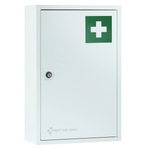 Weißer First Aid Only Medizinschrank mit 3 Fächern und grünen Kreuz auf der Tür.