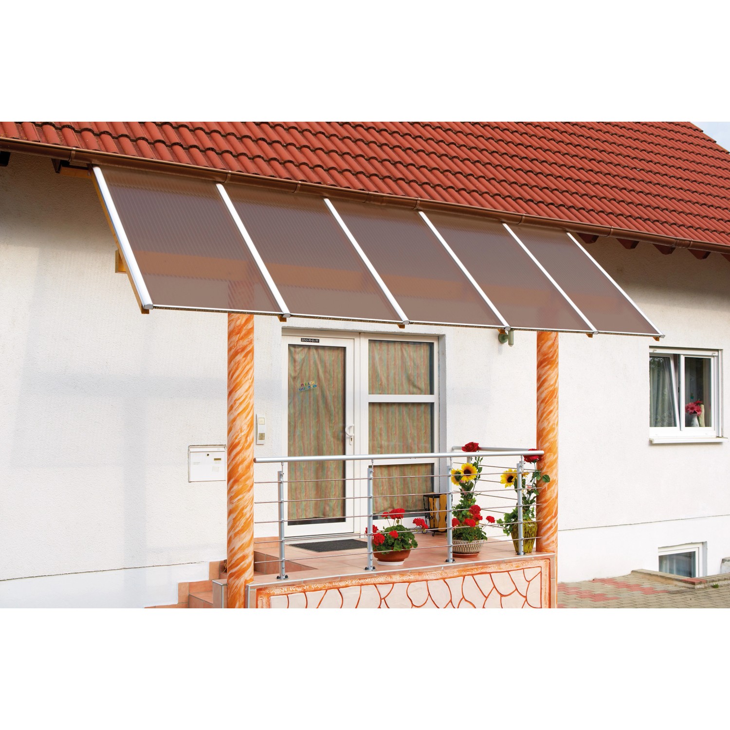 Bronze Hohlkammerplatte 16 mm als Terrassenüberdachung am Haus.