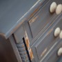 Detailansicht: Anthrazitfarbener Schrank mit Kreidefarbe-Möbellack behandelt, Shabby Chic Look.