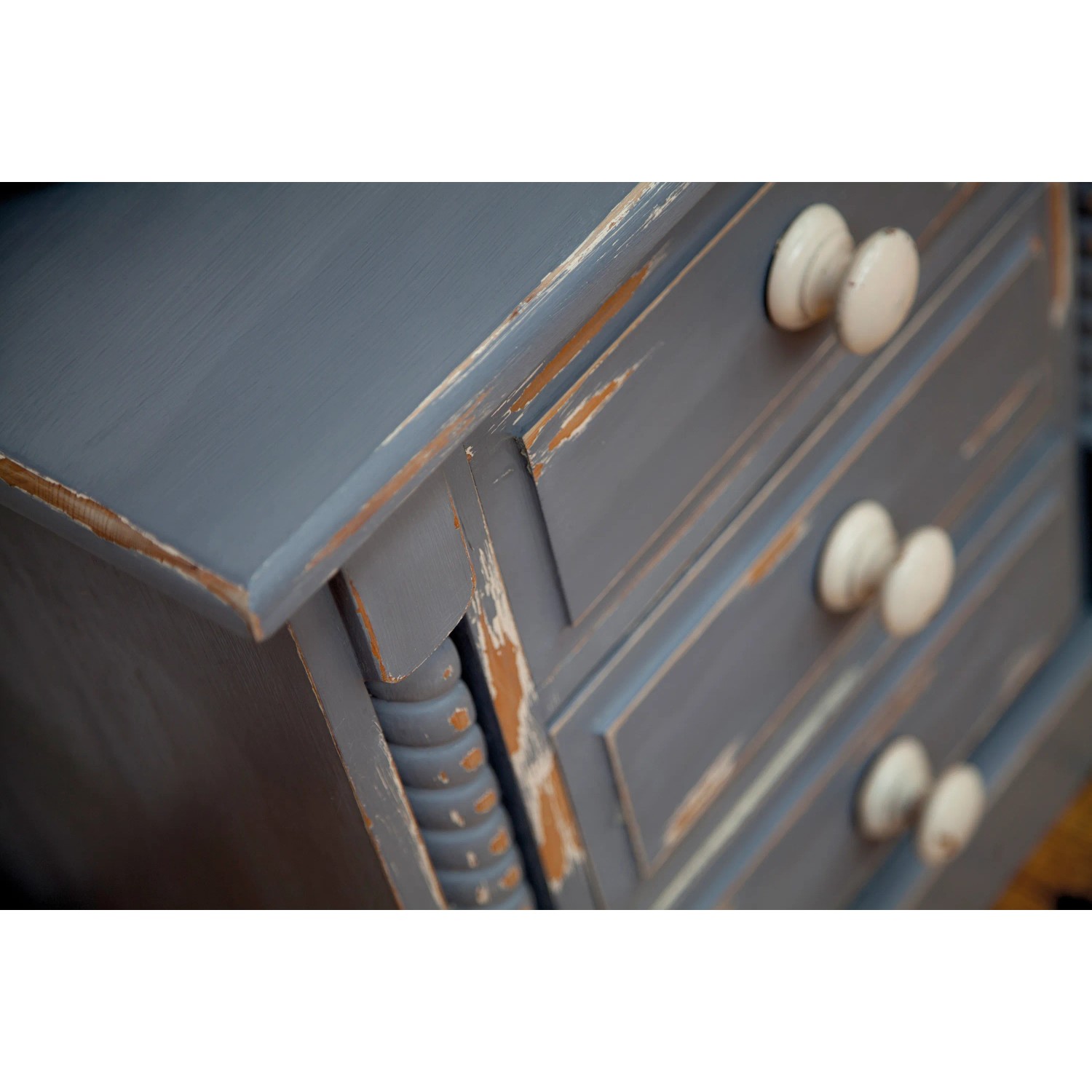Detailansicht: Anthrazitfarbener Schrank mit Kreidefarbe-Möbellack behandelt, Shabby Chic Look.