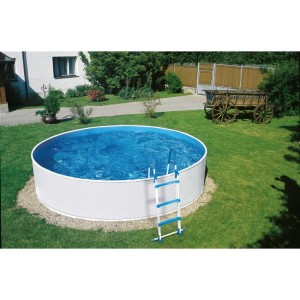 Runder Poolomio Stahlwandpool, 240x90 cm, blau-weiß, mit Leiter im Garten.