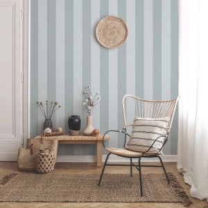 Sanders & Sanders Vliestapete: blaue & hellblaue Streifen an Wand in stilvollem Wohnraum. Landhausstil.
