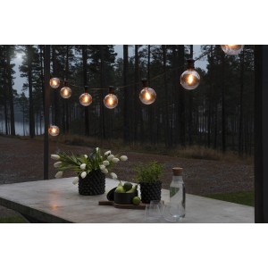 Konstsmide LED Lichterkette Globeform, 10 m, schwarz, im Garten.