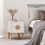 Weißer Nachttisch N89 mit zwei Schubladen, Fischgrätenmuster und runden Holzgriffen. Melamin-Oberfläche im Schlafzimmer.