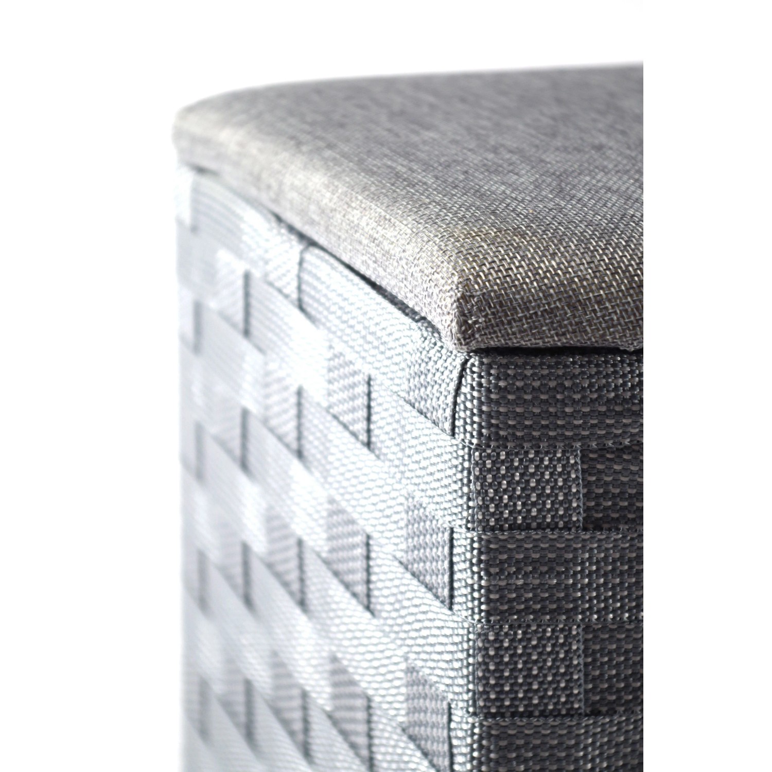 Grauer halbrunder Wäschekorb aus geflochtenem Nylon mit gepolstertem Deckel als Sitzfläche. Für Bad & Schlafzimmer.