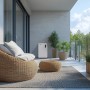 Haier Energiespeicher Gloria HPS-2.5-800 auf Balkon mit Sitzgelegenheit und Pflanzen.