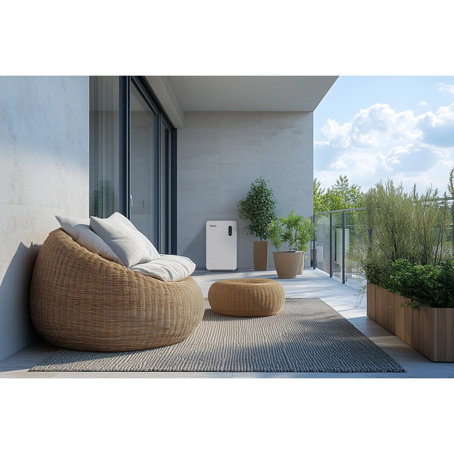 Haier Energiespeicher Gloria HPS-2.5-800 auf Balkon mit Sitzgelegenheit und Pflanzen.