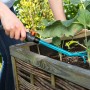 Gardena combisystem Kleingrubber im Einsatz zum Auflockern der Erde im Hochbeet.