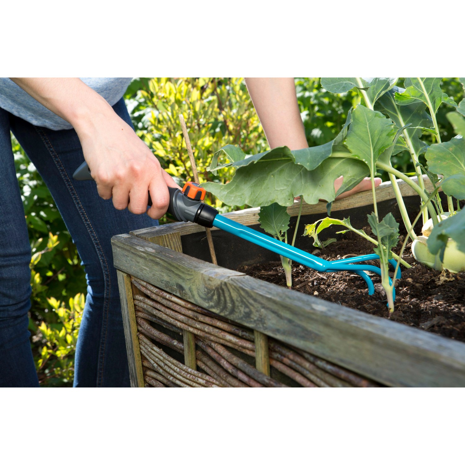 Gardena combisystem Kleingrubber im Einsatz zum Auflockern der Erde im Hochbeet.