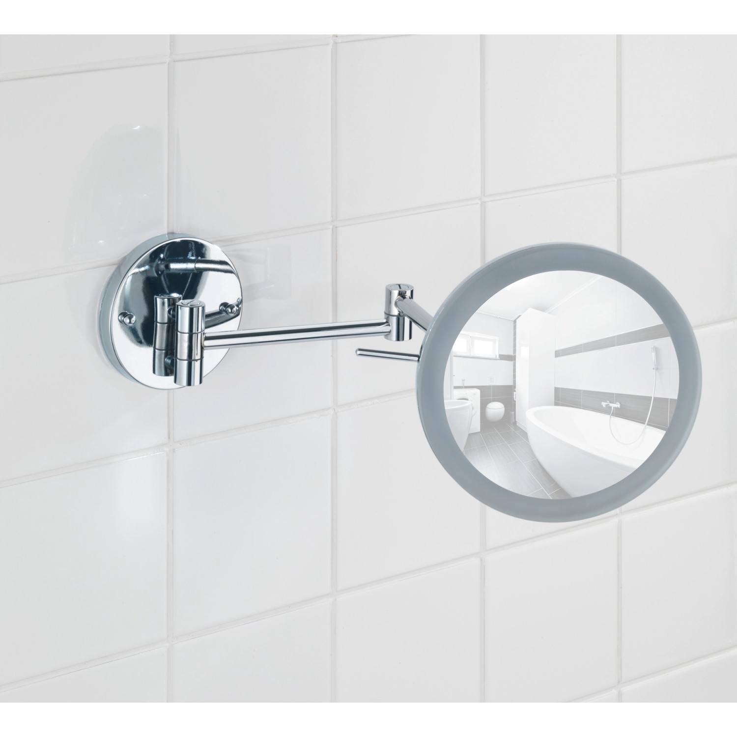 Wenko Power-Loc LED Wandspiegel Aura, runder Kosmetikspiegel mit Chrom-Arm an weißer Wand.