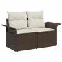 Braunes 7-teiliges Garten-Sofa-Set aus Poly Rattan mit hellen Kissen.