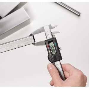 LUX Digitale Schieblehre 150 mm Comfort beim Messen eines Werkstücks.