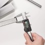 LUX Digitale Schieblehre 150 mm Comfort beim Messen eines Werkstücks.