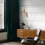 Beige Marmor Optik Tapete von Origin Wallcoverings im Wohnraum mit Möbeln und Dekoration.