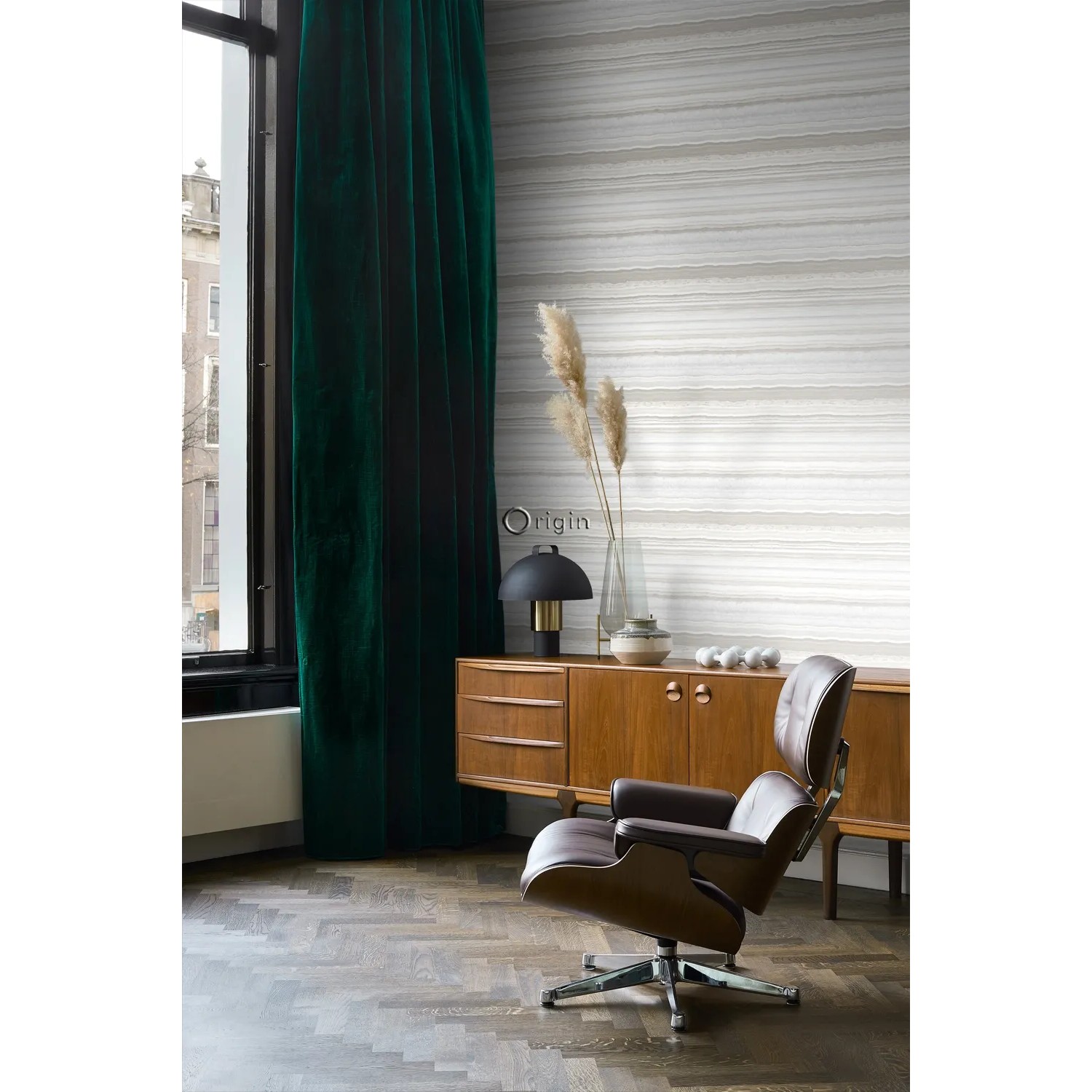 Beige Marmor Optik Tapete von Origin Wallcoverings im Wohnraum mit Möbeln und Dekoration.