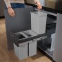 Hailo Einbau-Mülleimer EB-X Trio mit drei grauen Eimern im Auszug eines Küchenschranks.