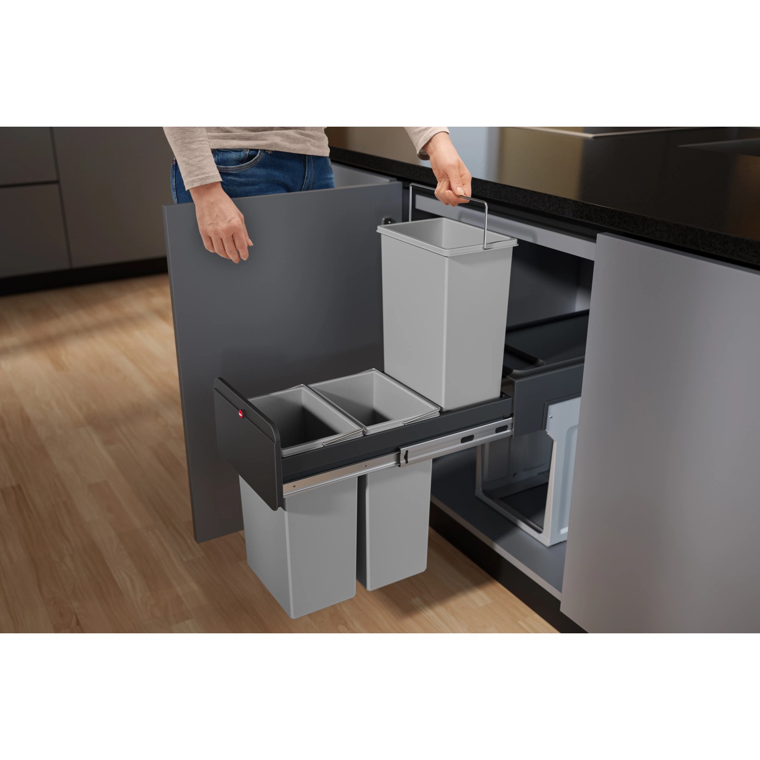 Hailo Einbau-Mülleimer EB-X Trio mit drei grauen Eimern im Auszug eines Küchenschranks.