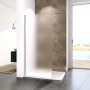 Walk-in Dusche mit Milchglas-Seitenwand, hochglanz verchromtem Rahmen in modernem Bad. 80x200cm Duschabtrennung.