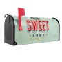 Amerikanischer Briefkasten in Schwarz mit "Home Sweet Home" Motiv und roter Fahne.