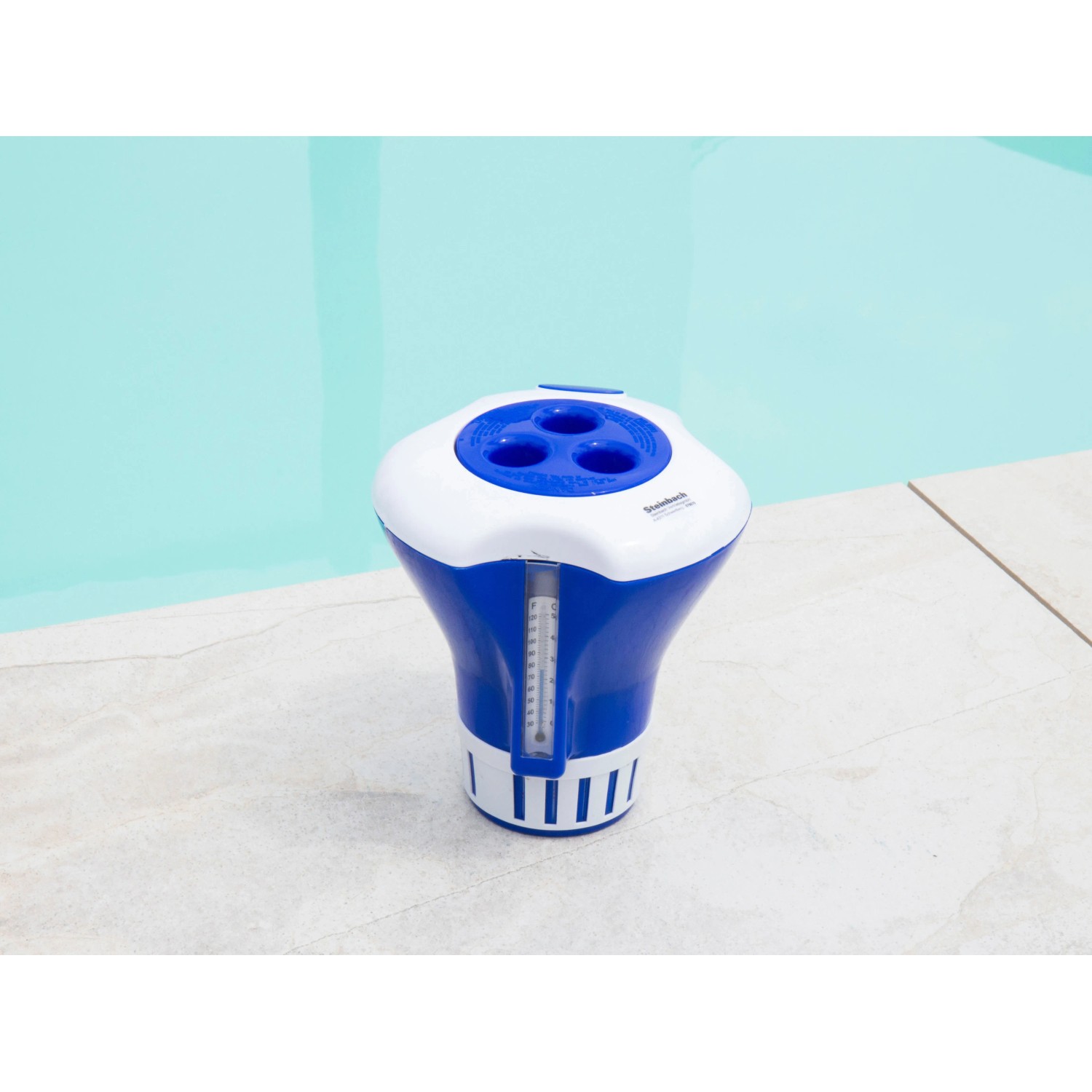 Steinbach Chlordosierschwimmer mit Thermometer zur Poolpflege. Blau-weißer Dosierschwimmer am Poolrand.