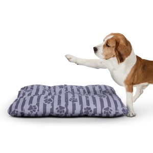 Anthrazit Hundekissen (60x80) mit Pfotenmuster und Hund davor.