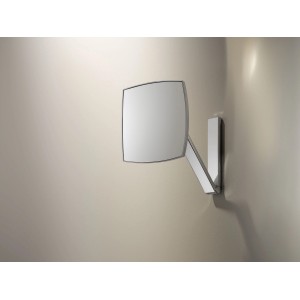 Verchromter Keuco Kosmetikspiegel iLook move, eckig, mit Schwenkarm an beiger Wand.