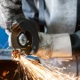 Bosch Professional GWS 12-125 Winkelschleifer im Einsatz beim Schleifen von Metall, Funken sprühen.