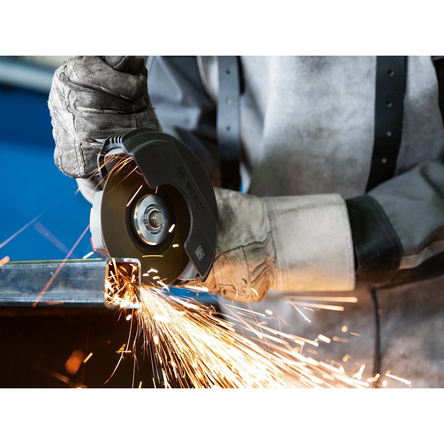 Bosch Professional GWS 12-125 Winkelschleifer im Einsatz beim Schleifen von Metall, Funken sprühen.