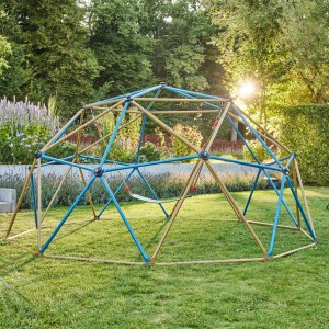 Home Deluxe Klettergerüst Matti blau-bronze mit Schaukel im Garten.
