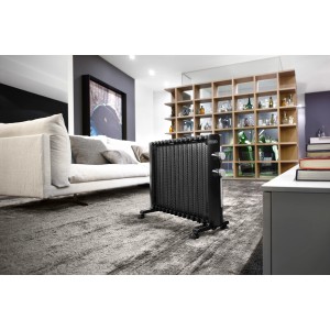 Schwarze DeLonghi Wärmewelle HMP 1500 mit Kippschutz im Wohnraum.