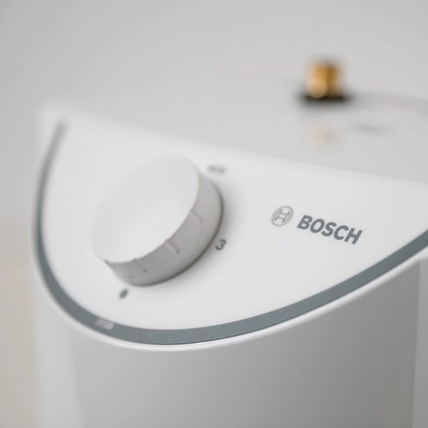 Detailaufnahme: Weißer Bosch Kleinspeicher Tronic Store Advanced 5 l mit Temperaturregler.