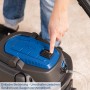 Detailaufnahme: Hand betätigt Schalter am Scheppach SprayVac 20 Sprüh- und Waschsauger.