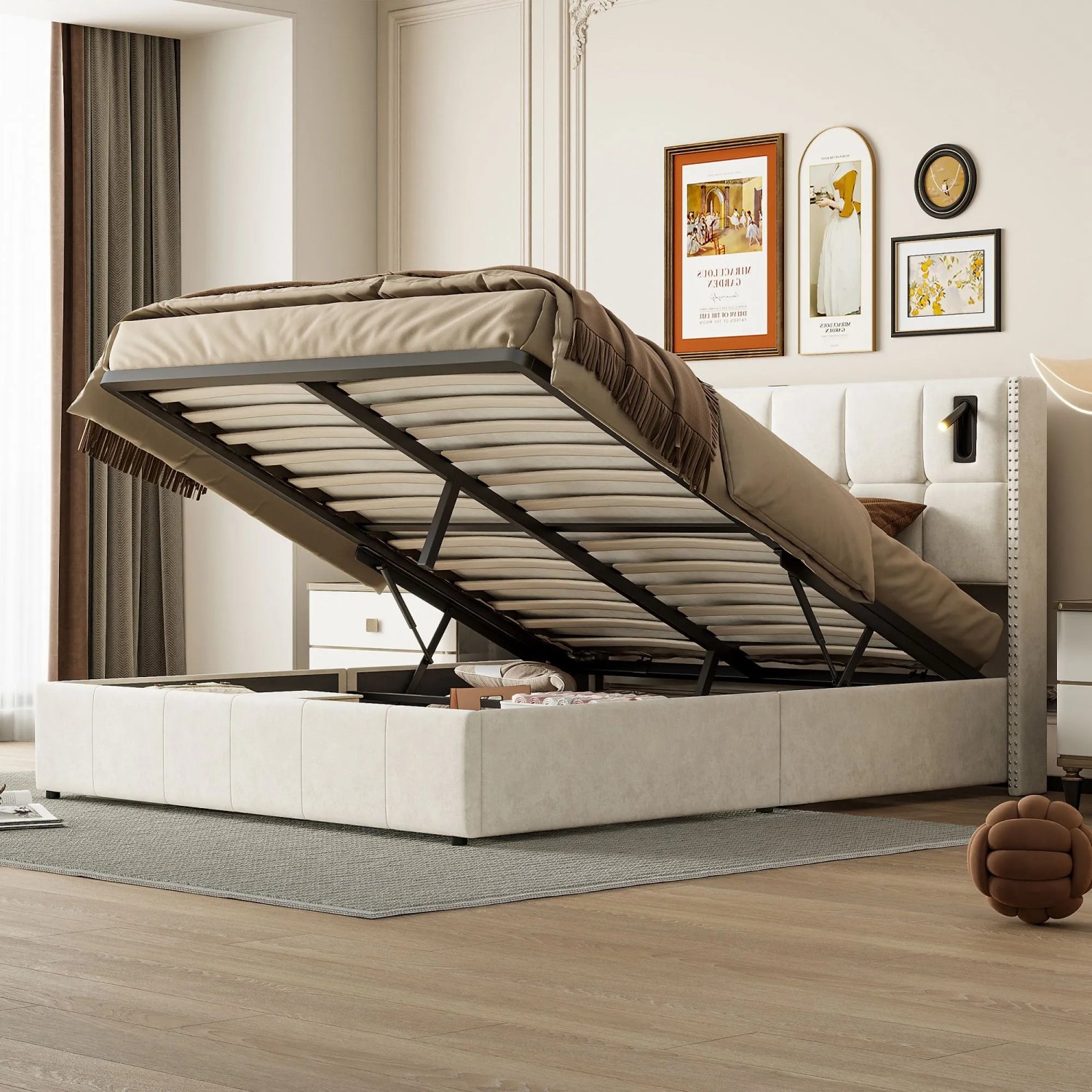 Offenes Doppelbett 160x200 cm mit Stauraum und Leselampe im Schlafzimmer.