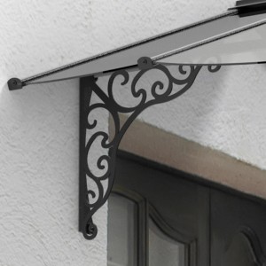 Schwarzes Palram Canopia Vordach Iris mit klarer Acrylglas-Eindeckung und verspielten Ornamenten.