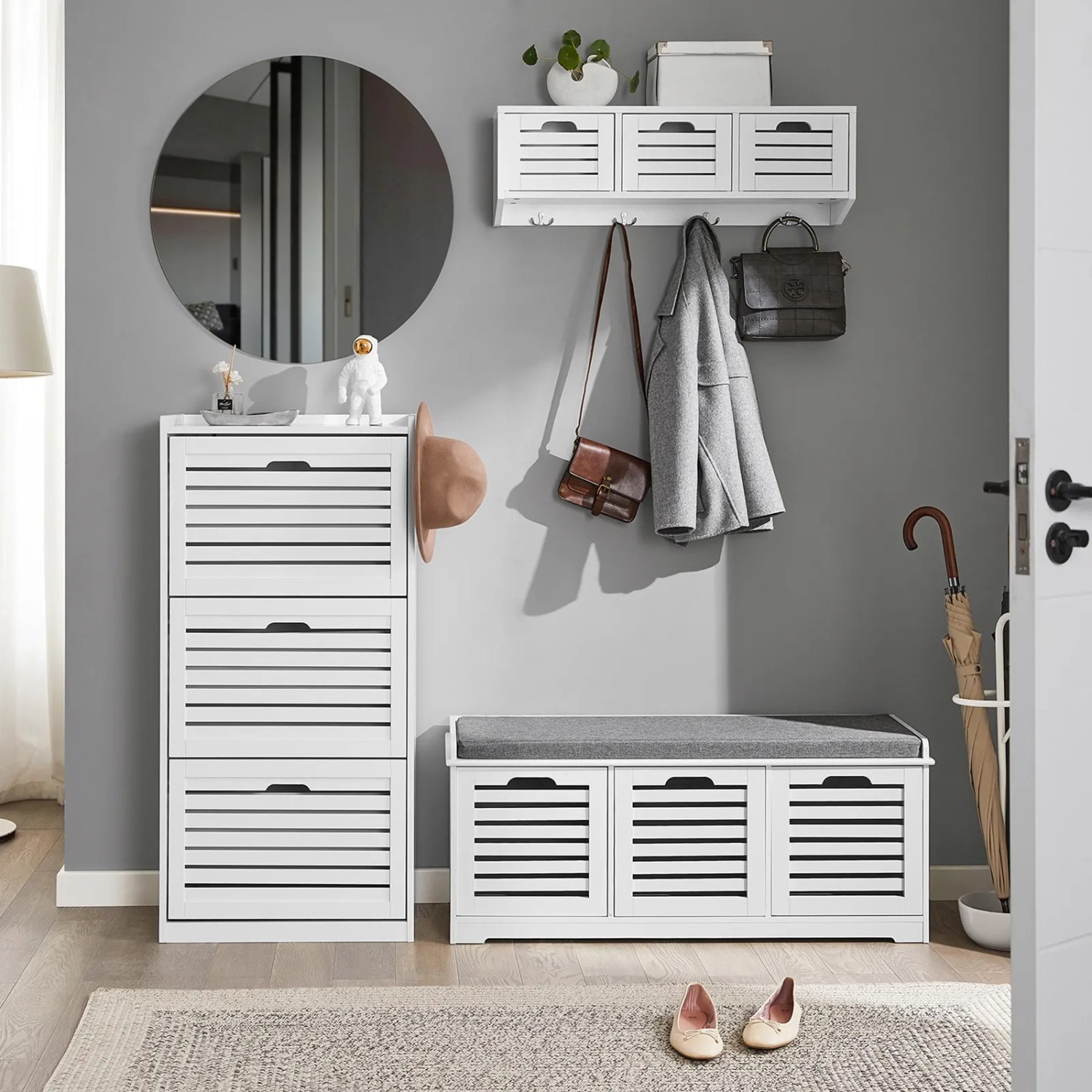 Weiße SoBuy Sitzbank FSR102-W mit Stauraum und Schuhschrank im Flur.