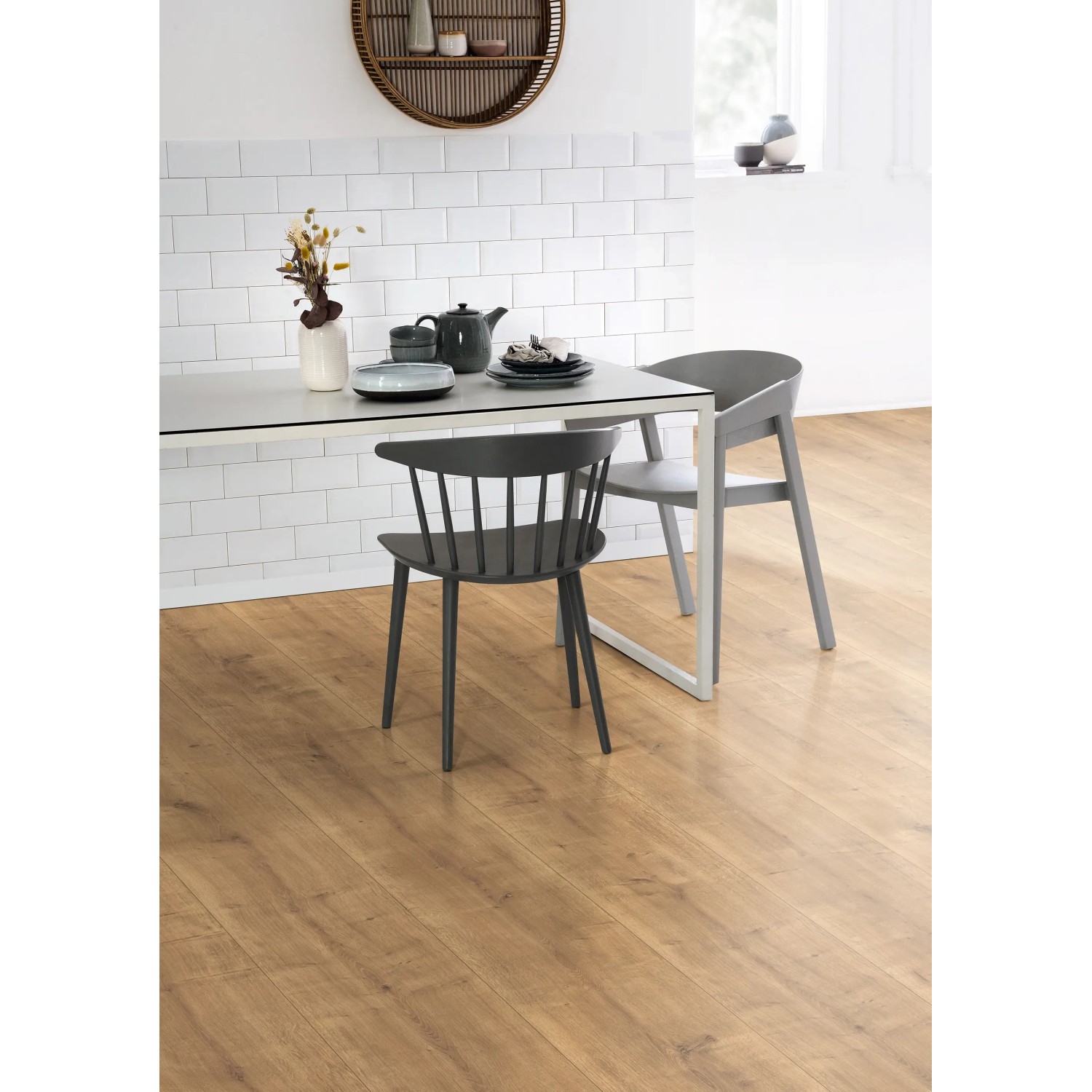 Egger Laminat EL2733 NatureSense Hamilton Eiche im Wohnraum mit Stühlen und Tisch.