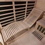 Innenansicht Artsauna Infrarotkabine Kolding mit Liege und Sitzbank aus Hemlockholz.