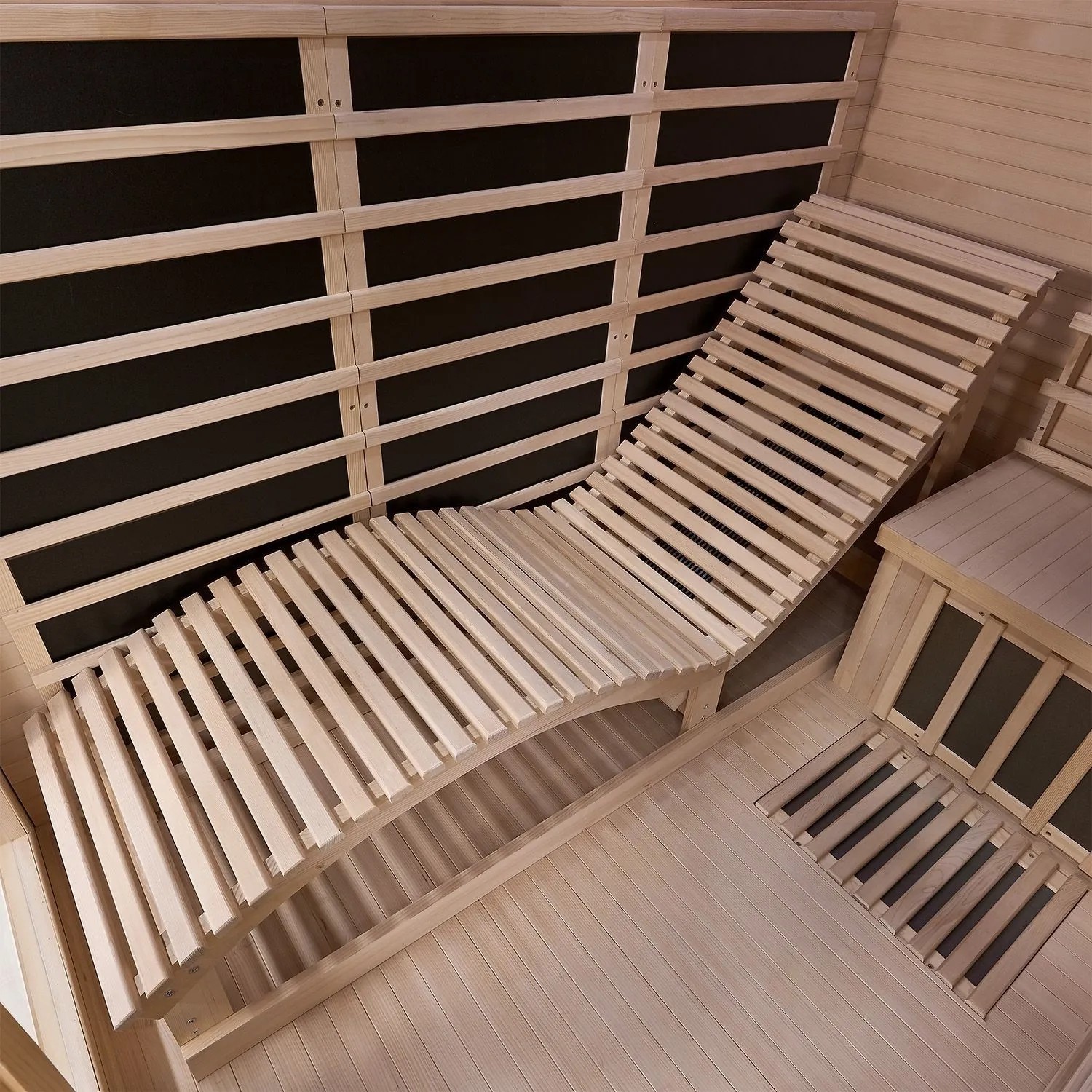 Innenansicht Artsauna Infrarotkabine Kolding mit Liege und Sitzbank aus Hemlockholz.