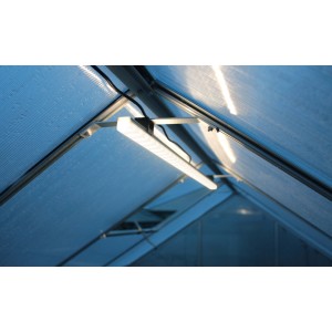 Innenansicht Vitavia Gewächshaus Uranus mit LED-Leiste unter dem Dach.