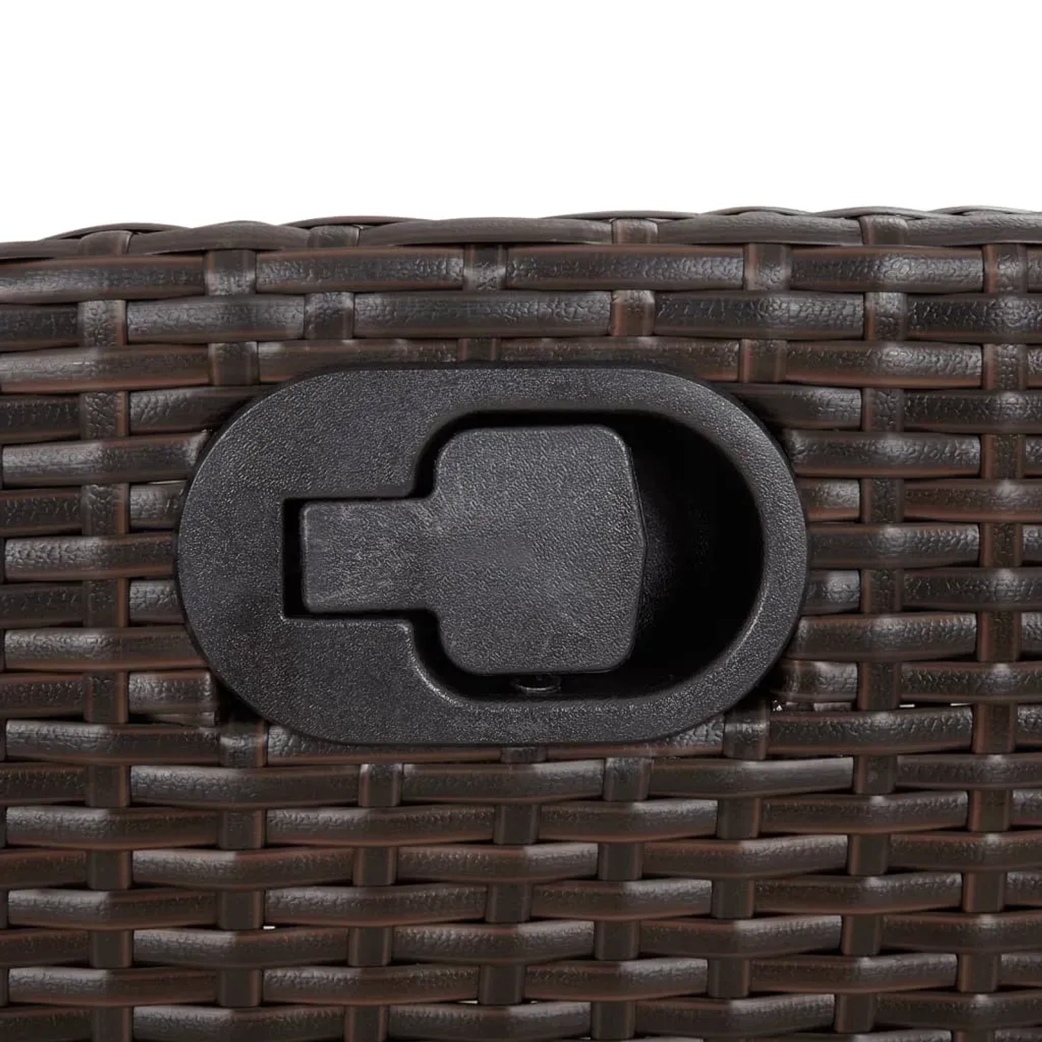 Detailaufnahme: Braunes Poly Rattan Gartenmöbel mit schwarzem Verstellhebel.