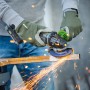 LUX Akku-Winkelschleifer im Einsatz: Funken sprühen beim Schleifen von Metall.
