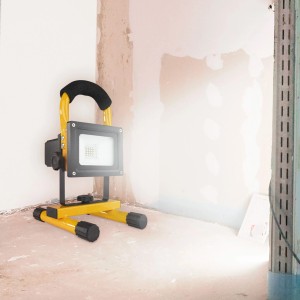 REV Ritter LED Akku-Lampe Spot 13 W, schwarz-gelber Baustrahler mit Akku.